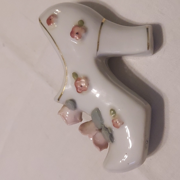 Other - VINTAGE 1950's WOMAN'S WHITE PORCELAIN SHOE FIGURINE - PINK ROSES & GOLD TRIM